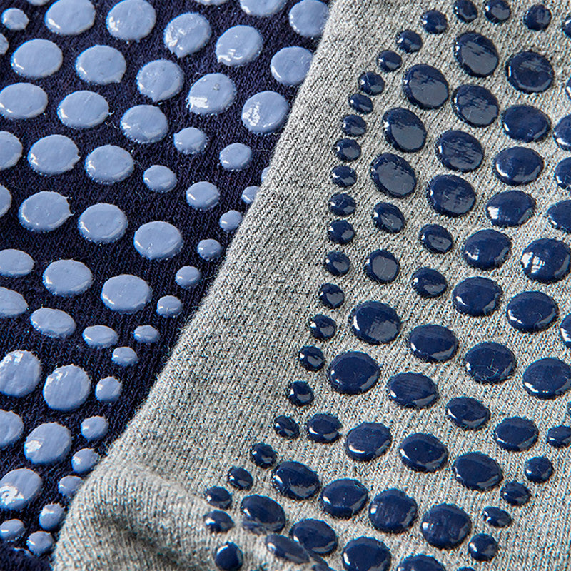 Pack de 2 meias de criança em algodão, antiderrapantes e sem costuras, com punho dobrável unicolor. Conforto e segurança máxima para o uso diário e pés sempre quentinhos.