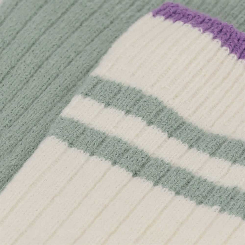 Meias de casa femininas em viscose, quentes, macias e confortáveis. Design em malha canelada, proporcionando elegância e conforto dentro de casa, nos dias de Inverno.