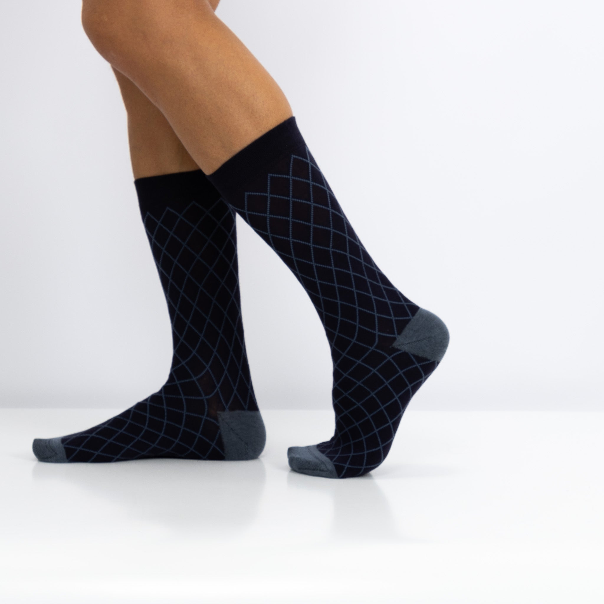 Meias clássicas com padrão, para homem, em fibra de bambu, na cor azul. Meias frescas e suaves.