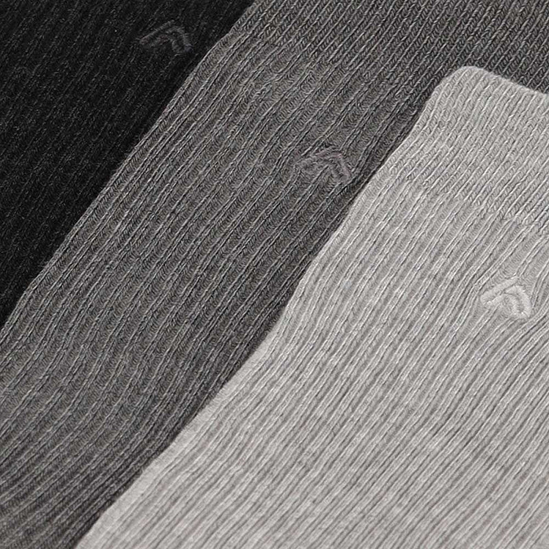 Meias caneladas, clássicas, para adulto, na cor cinza e preto, em fibra de bambu. Meias frescas e suaves.