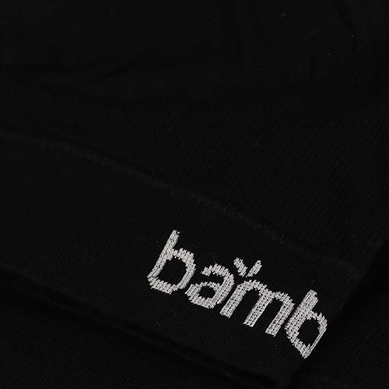 Top almofadado, com suporte, na cor preta, feito de fibra de bambu. Top confortável e macio para mulher.